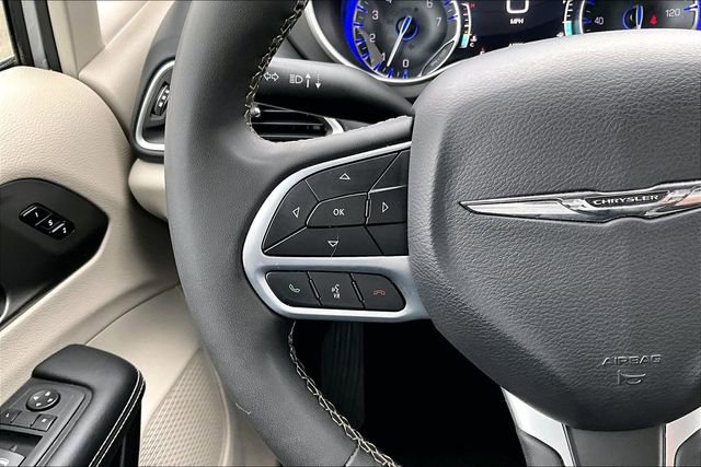 Used 2023 Chrysler Pacifica Touring-L image 11