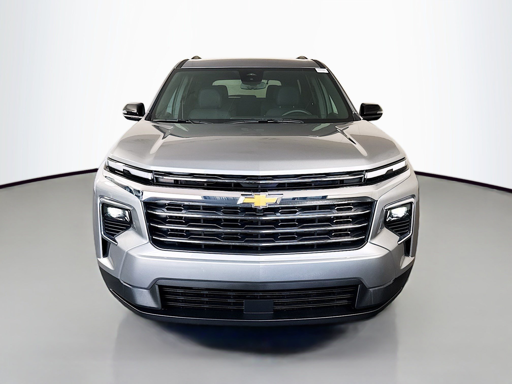 Used 2026 Chevrolet Traverse LT FWD image 2