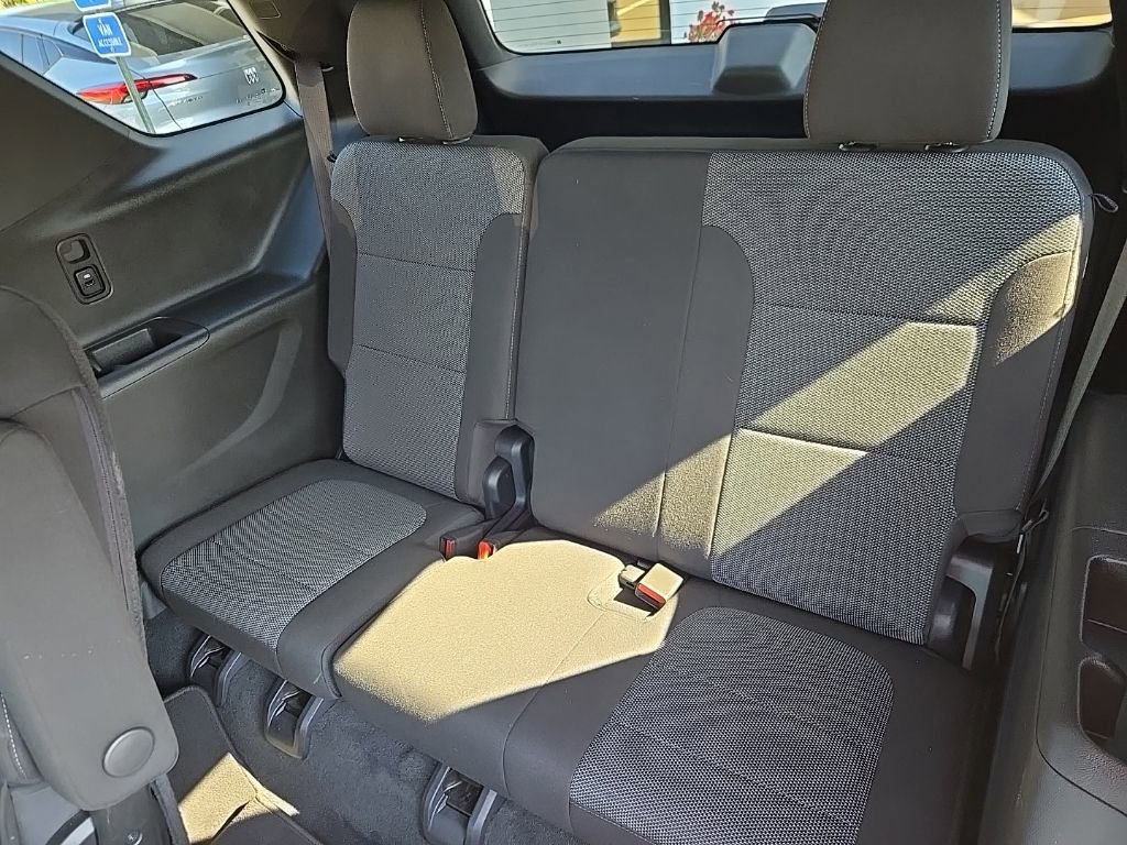 Used 2023 Chevrolet Traverse LT FWD image 43
