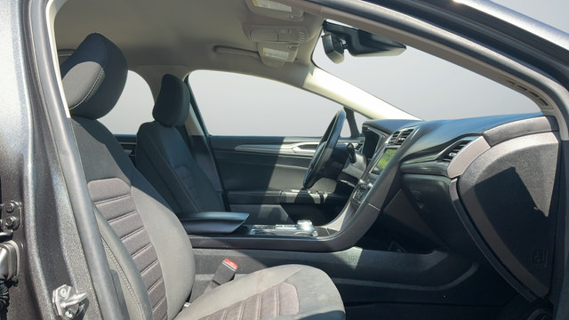 Used 2020 Ford Fusion SE FWD image 25