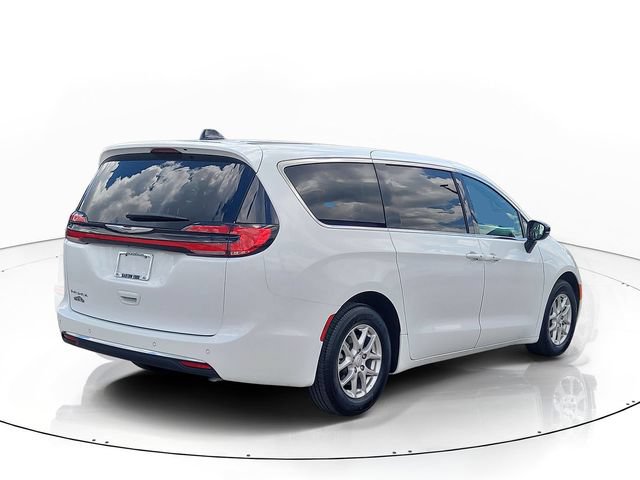 Used 2025 Chrysler Pacifica Select FWD image 5