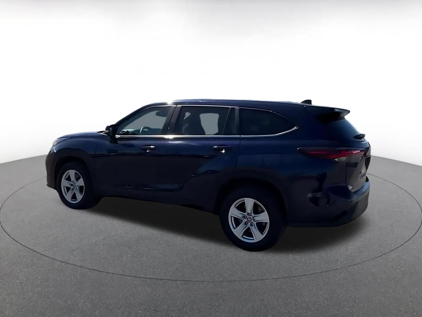 Used 2025 Toyota Highlander LE FWD image 9