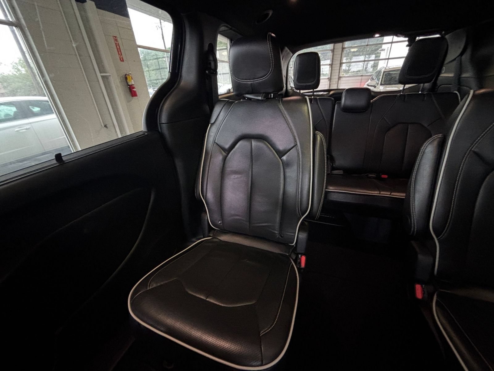 Used 2025 Chrysler Pacifica Limited FWD image 43