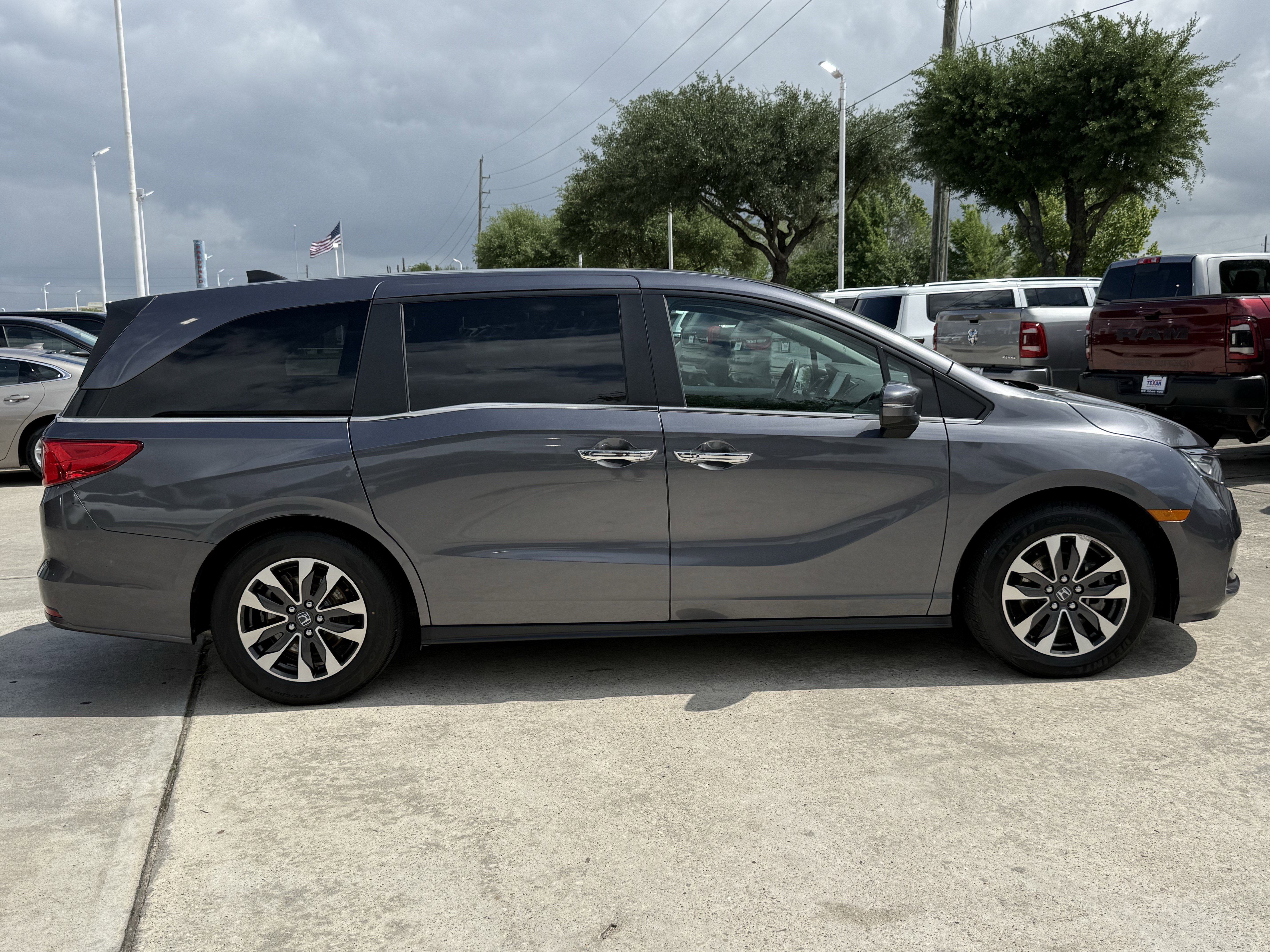 Used 2024 Honda Odyssey EX-L image 3
