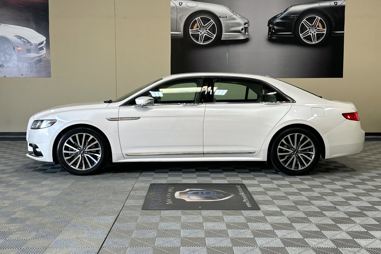 Used 2017 Lincoln Continental Select image 7