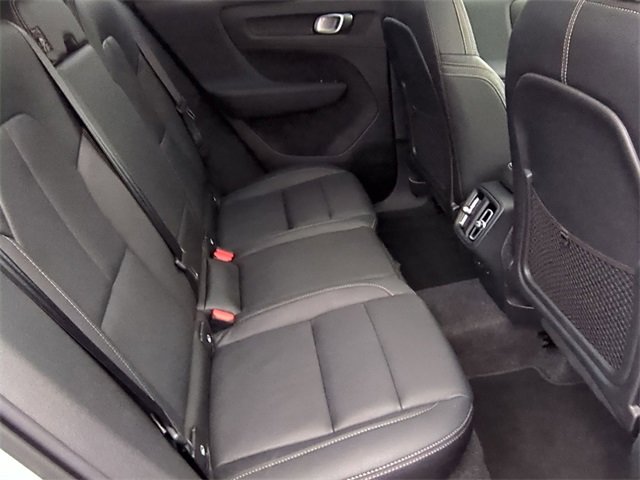 Used 2025 Volvo XC40 B5 Plus image 19