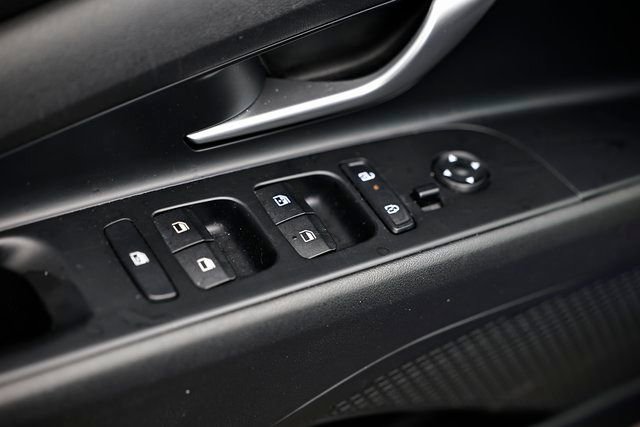 Used 2025 Hyundai Elantra SEL image 17