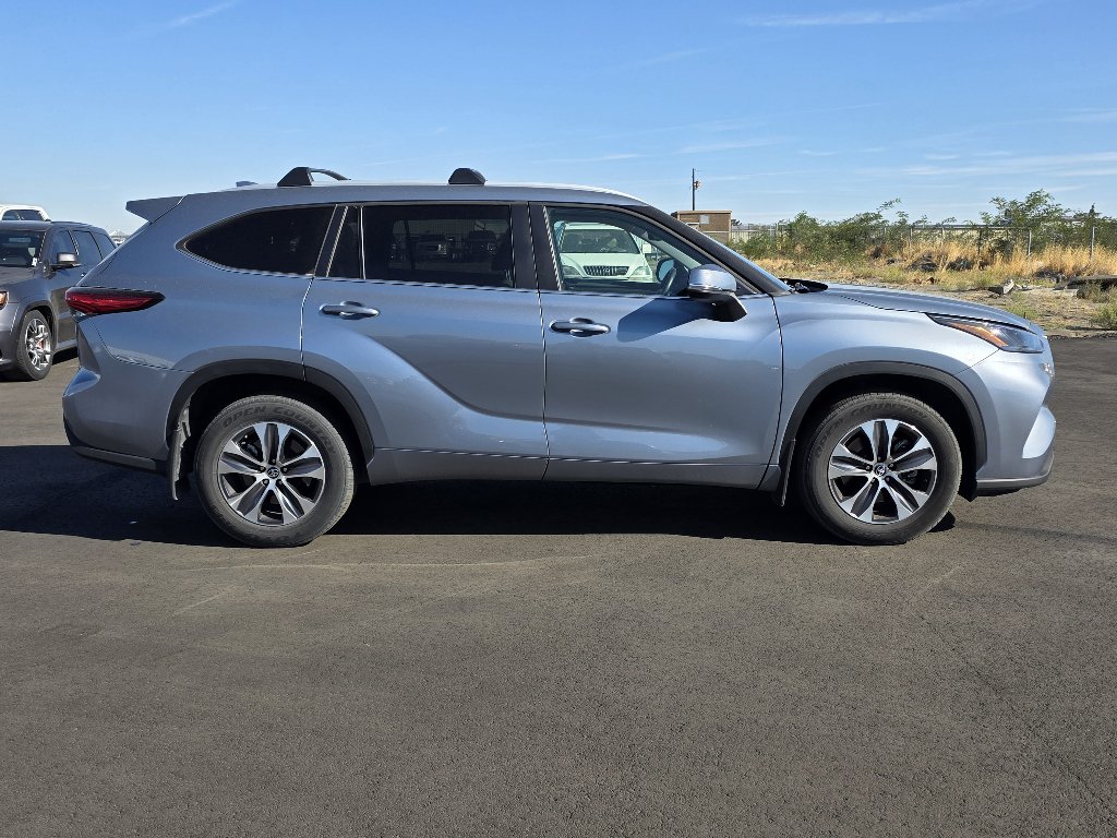 Used 2023 Toyota Highlander XLE AWD/4WD image 9