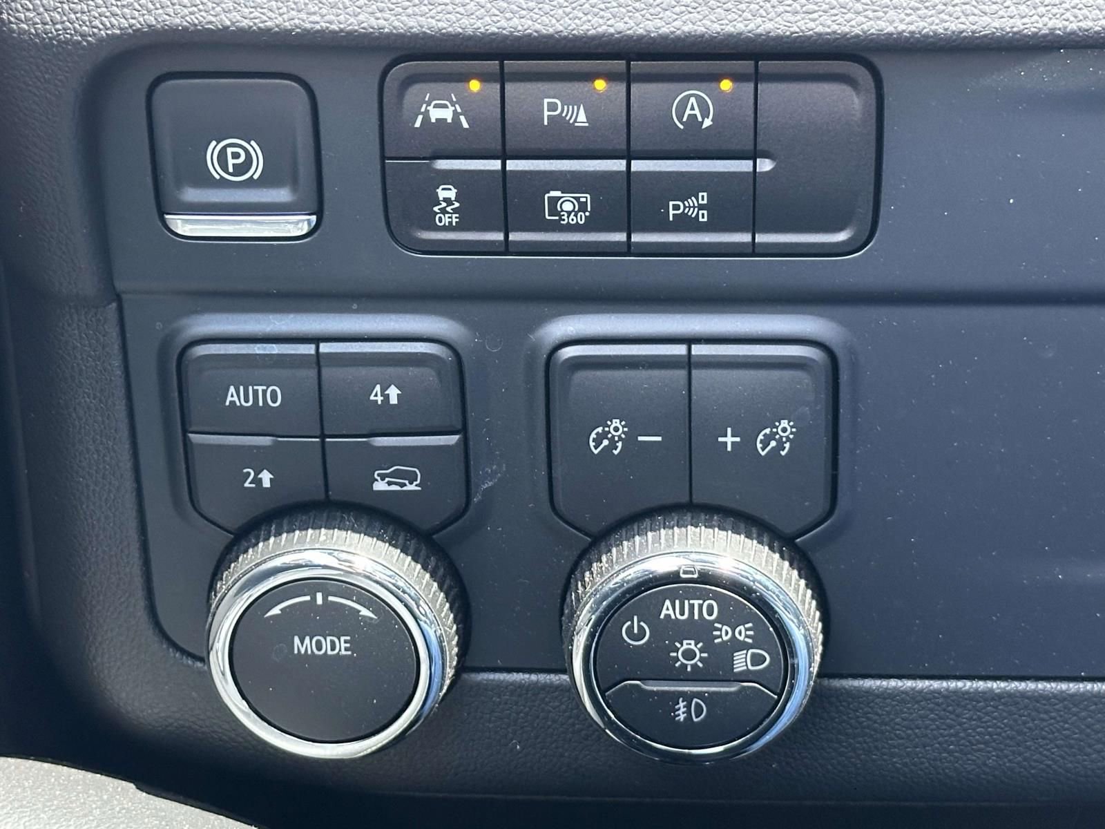 Used 2025 Chevrolet Tahoe Premier AWD/4WD image 17
