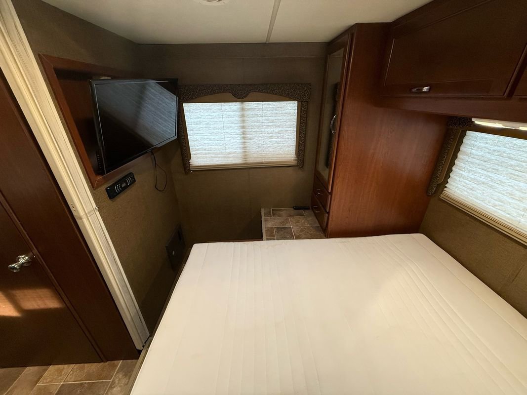 Used 2015 Ford E-450 and Econoline 450 Super Duty w/ Motorhome Prep Package image 39