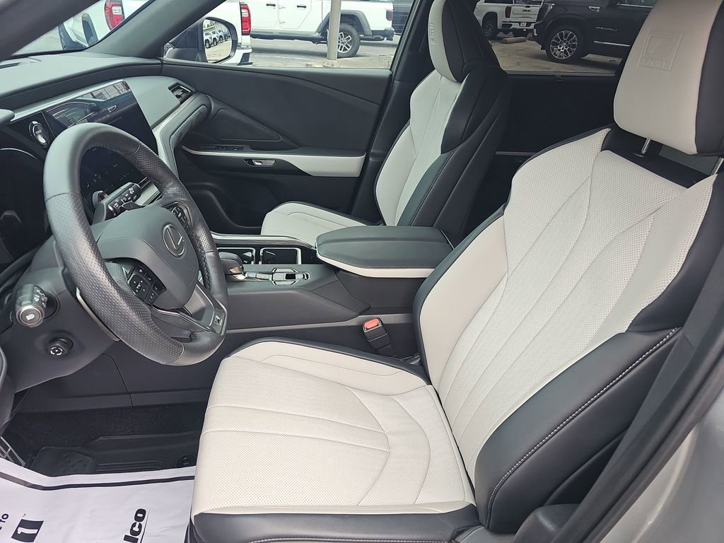Used 2025 Lexus TX 500h AWD w/ Technology Package image 11