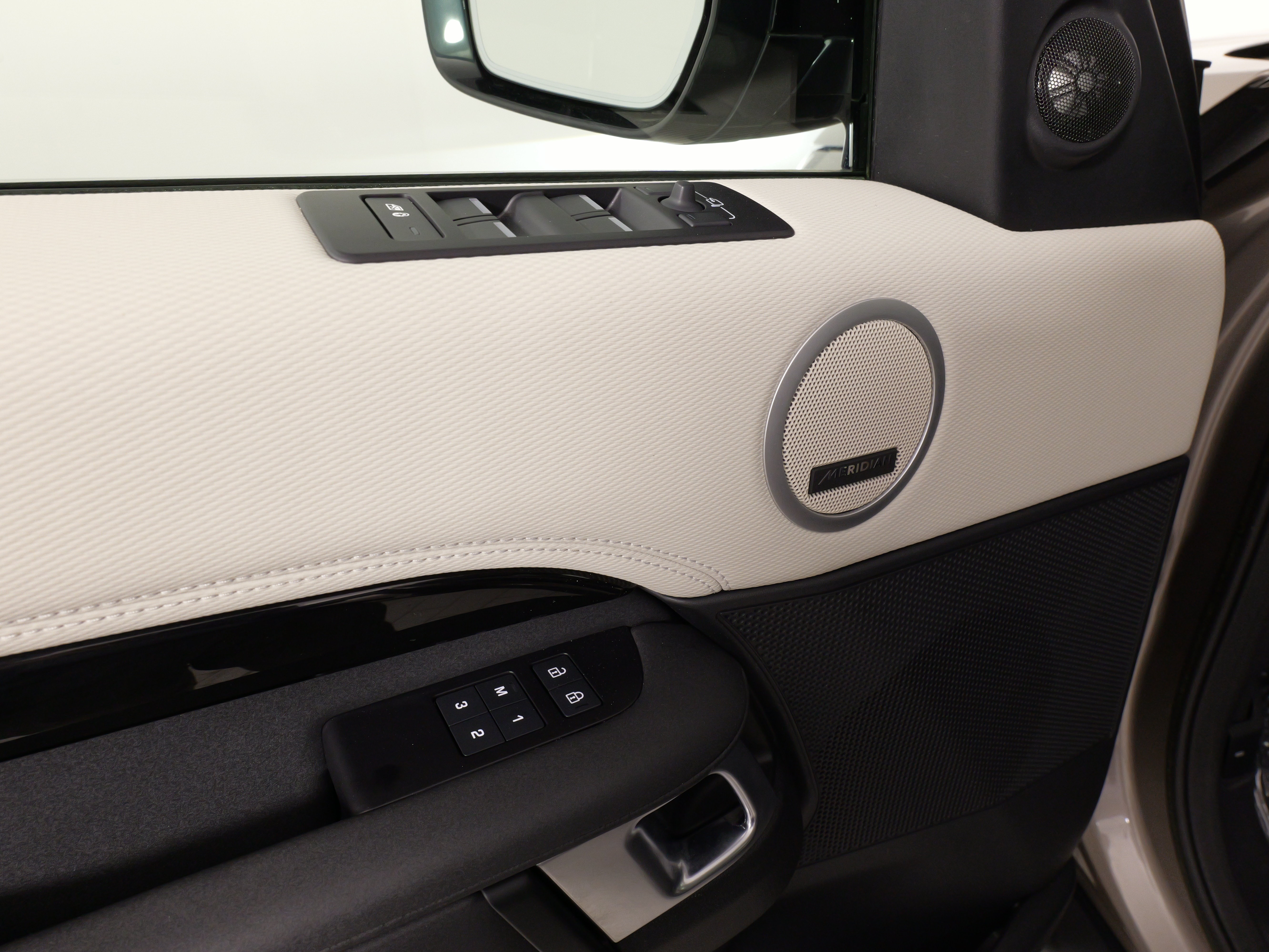 Used 2023 Land Rover Discovery S R-Dynamic AWD/4WD image 29