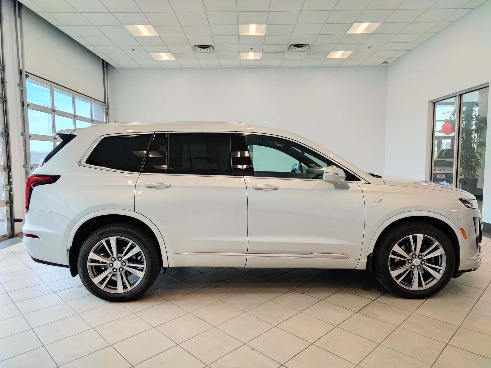 Used 2020 Cadillac XT6 Premium Luxury AWD/4WD image 2