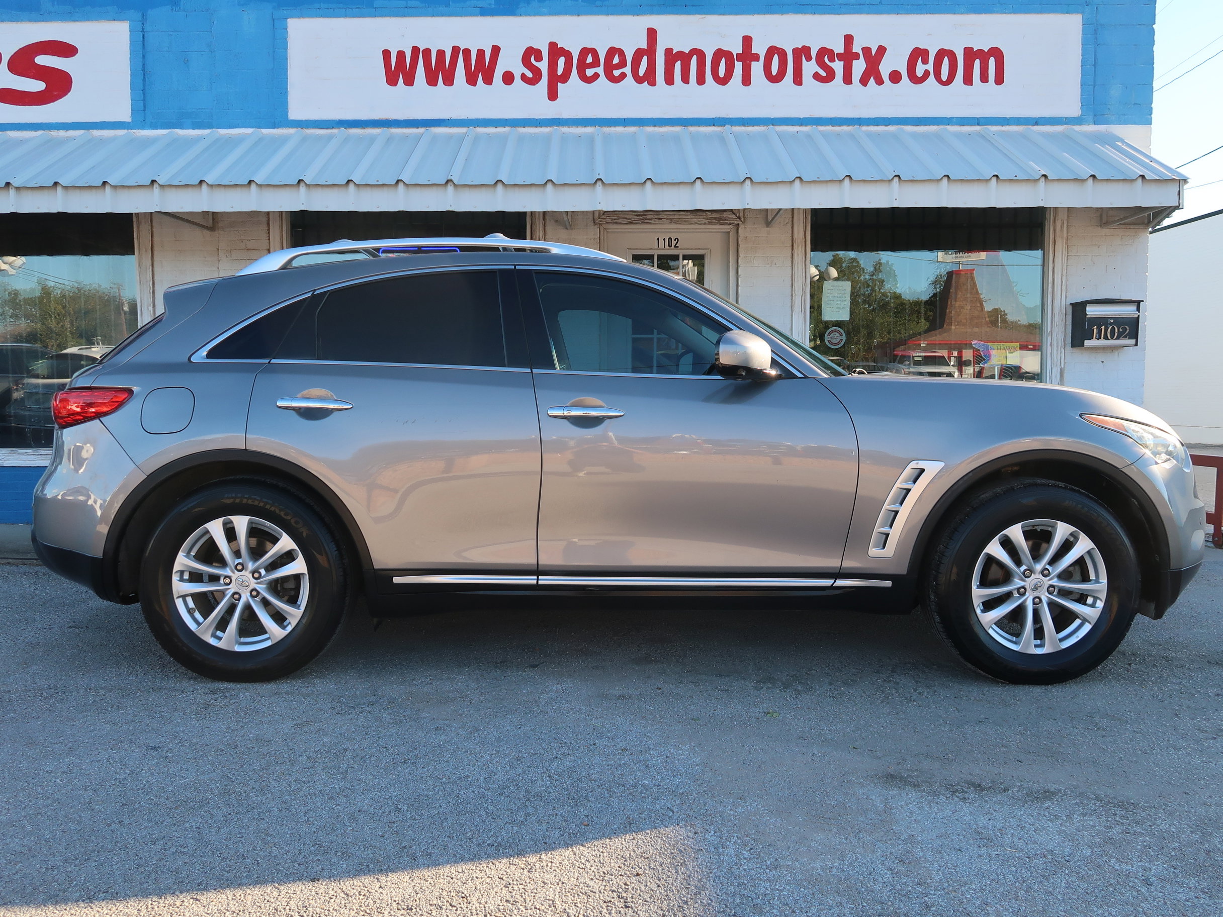 Used 2010 INFINITI FX35 2WD w/ Navigation Pkg image 4