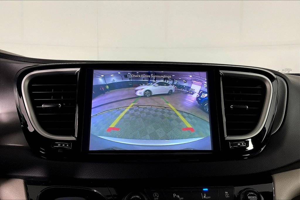 Used 2024 Chrysler Pacifica Touring-L image 30