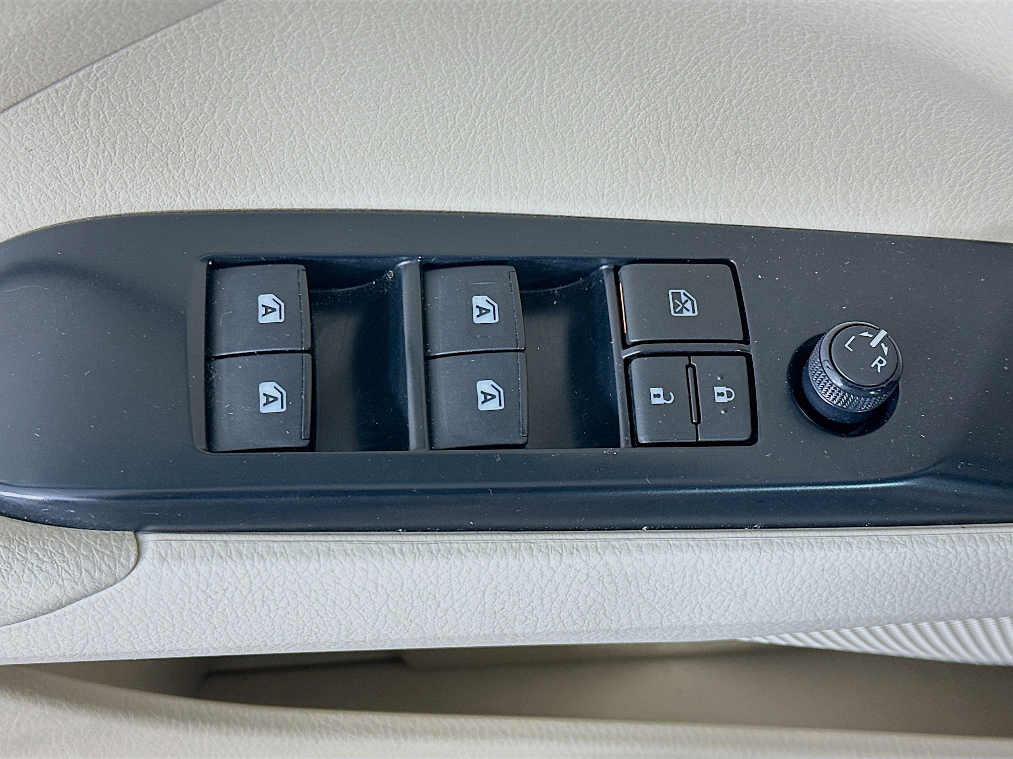 Used 2018 Toyota Camry LE FWD image 15