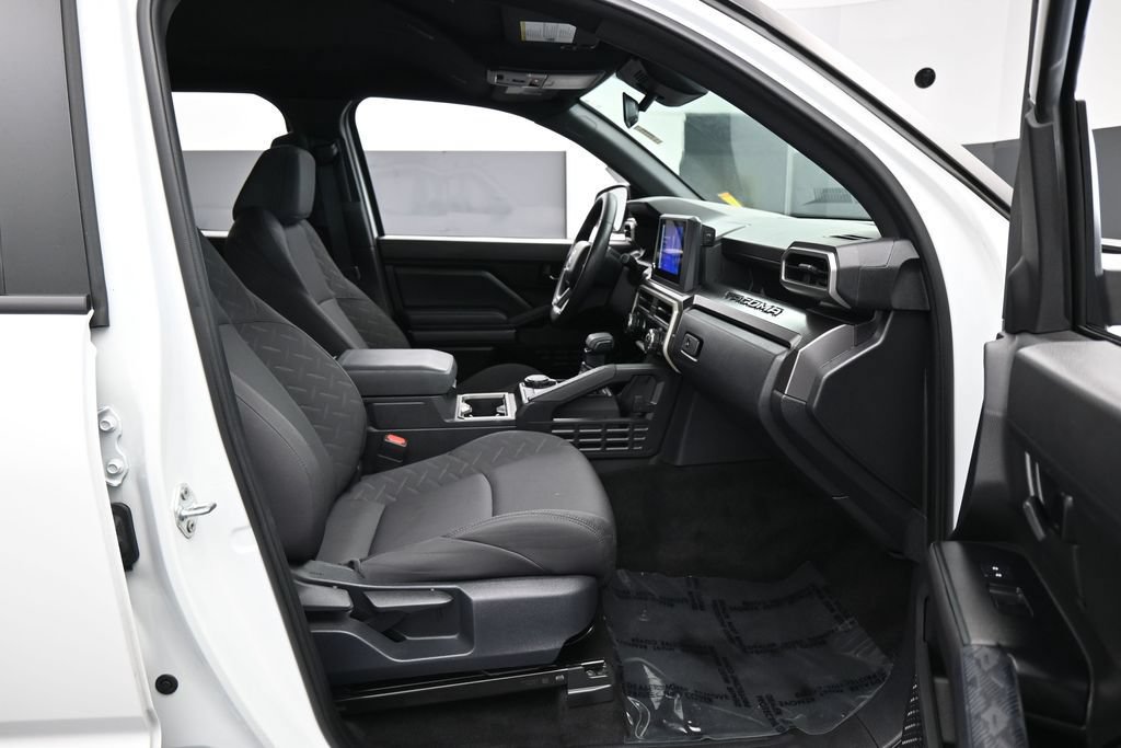 Used 2025 Toyota Tacoma SR5 AWD/4WD image 40