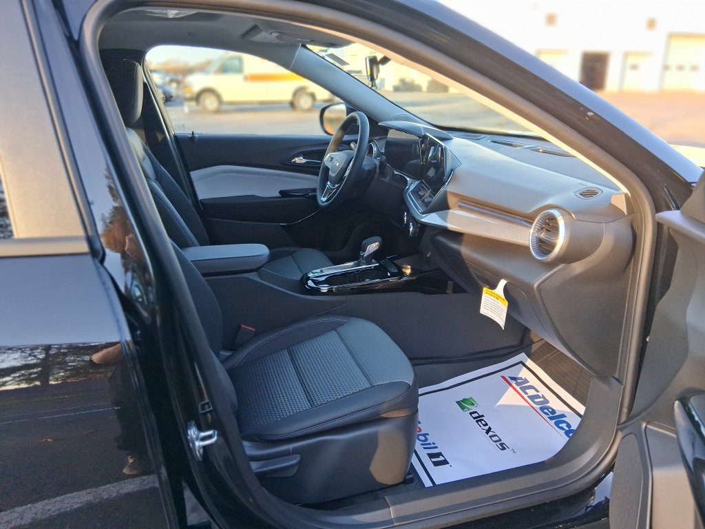 New 2026 Chevrolet Trax LT w/ Sunroof Package FWD image 12