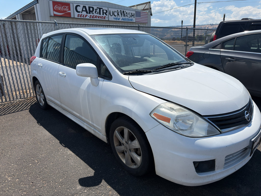 Used 2011 Nissan Versa Hatchback w/ Premium Pkg FWD image 3