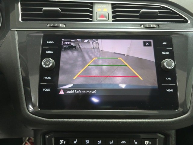 Used 2021 Volkswagen Tiguan SE w/ Panoramic Sunroof Package image 19