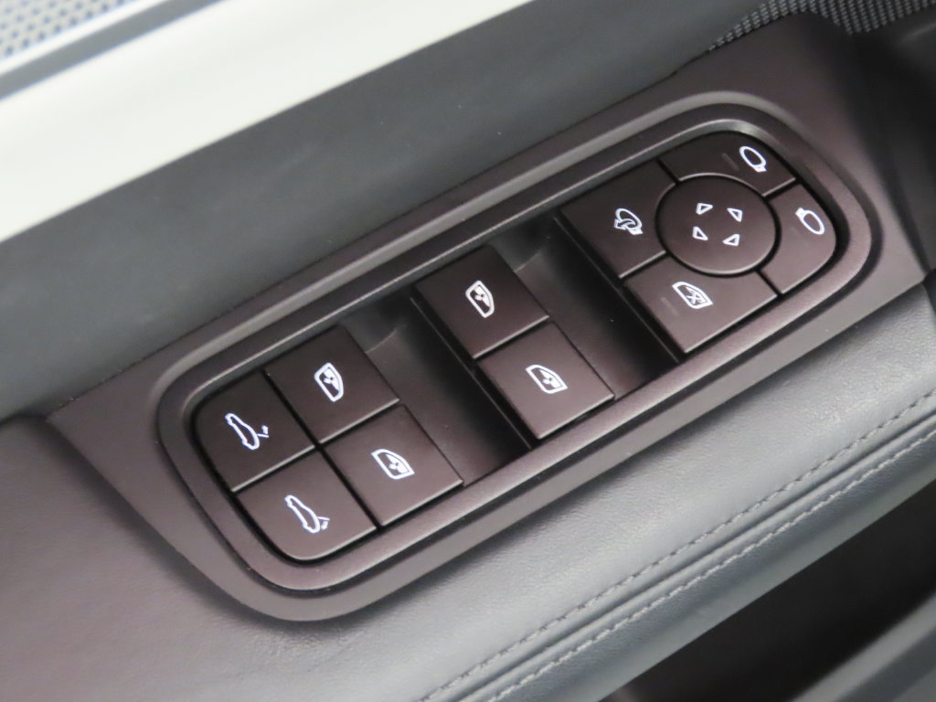 Certified 2025 Porsche Cayenne AWD/4WD image 37