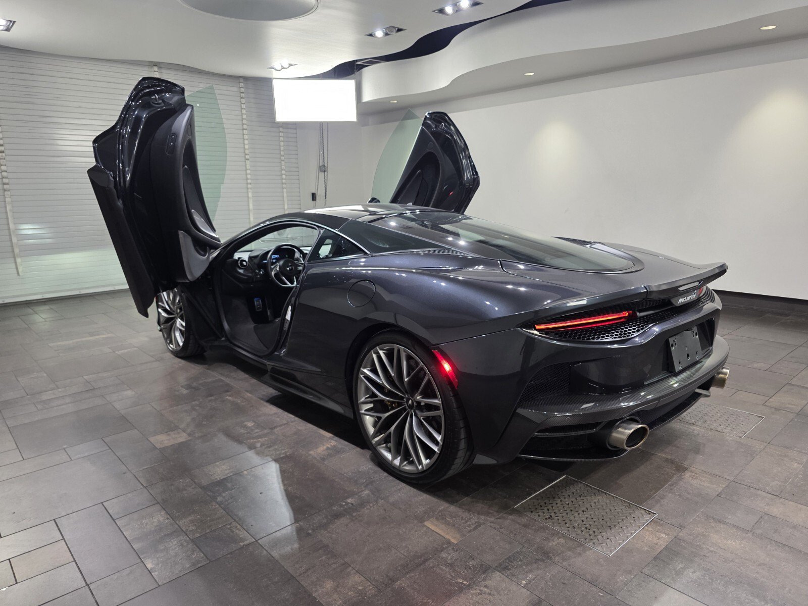 Used 2023 McLaren GT RWD image 27