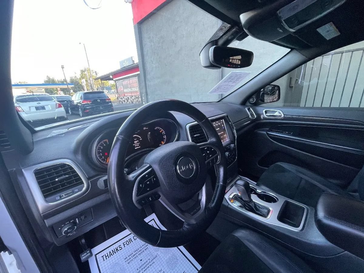 Used 2018 Jeep Grand Cherokee Altitude RWD image 9