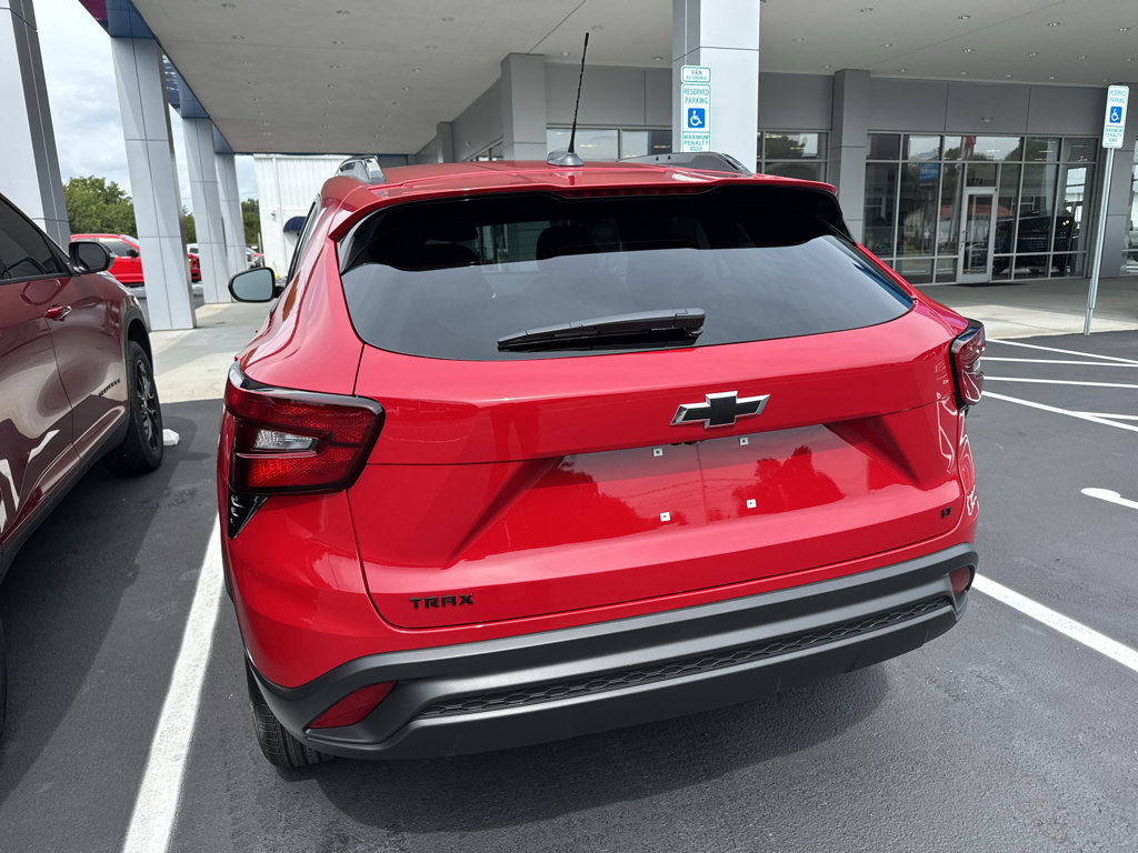 New 2026 Chevrolet Trax LT w/ Midnight Edition FWD image 5