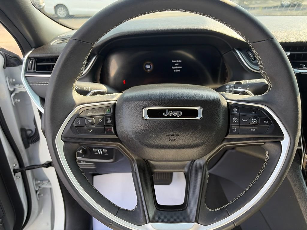 Used 2025 Jeep Grand Cherokee Altitude AWD/4WD image 26