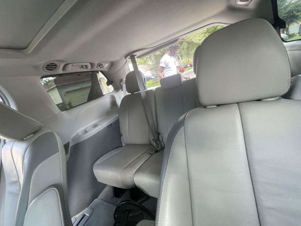 Used 2014 Toyota Sienna Limited w/ Limited Premium Package FWD image 18