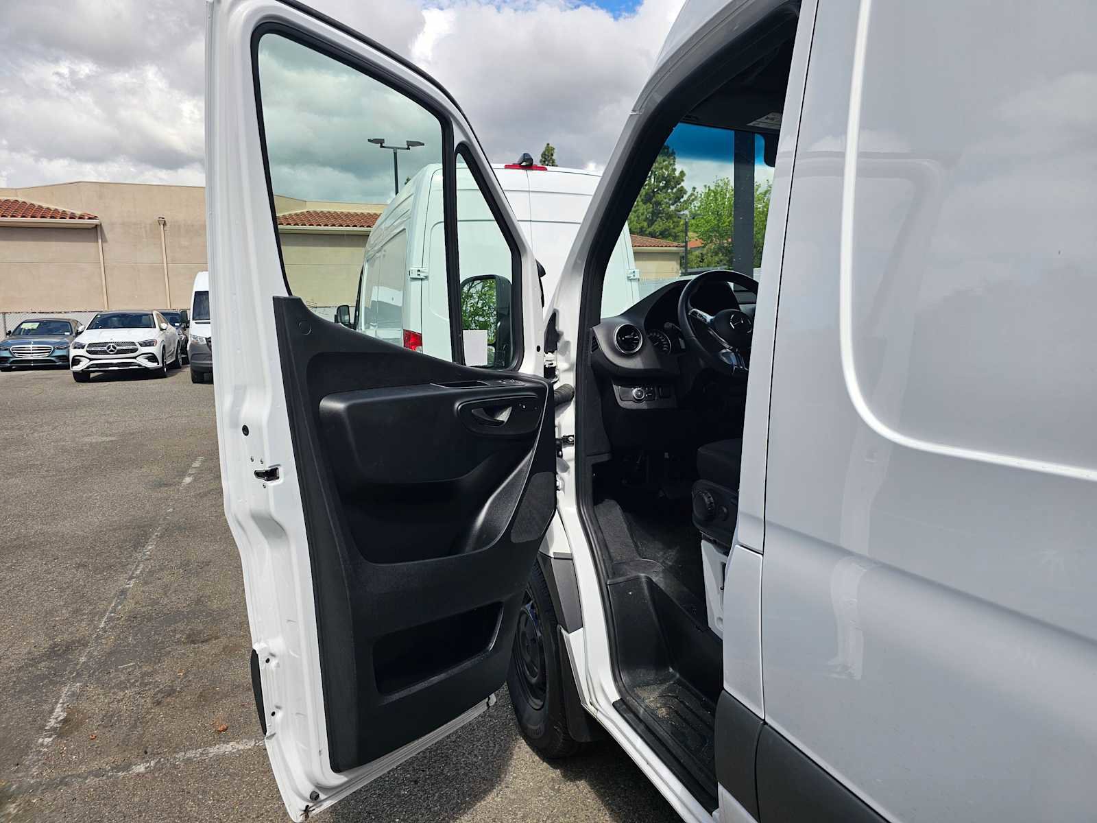 Used 2025 Mercedes-Benz Sprinter 2500 image 18