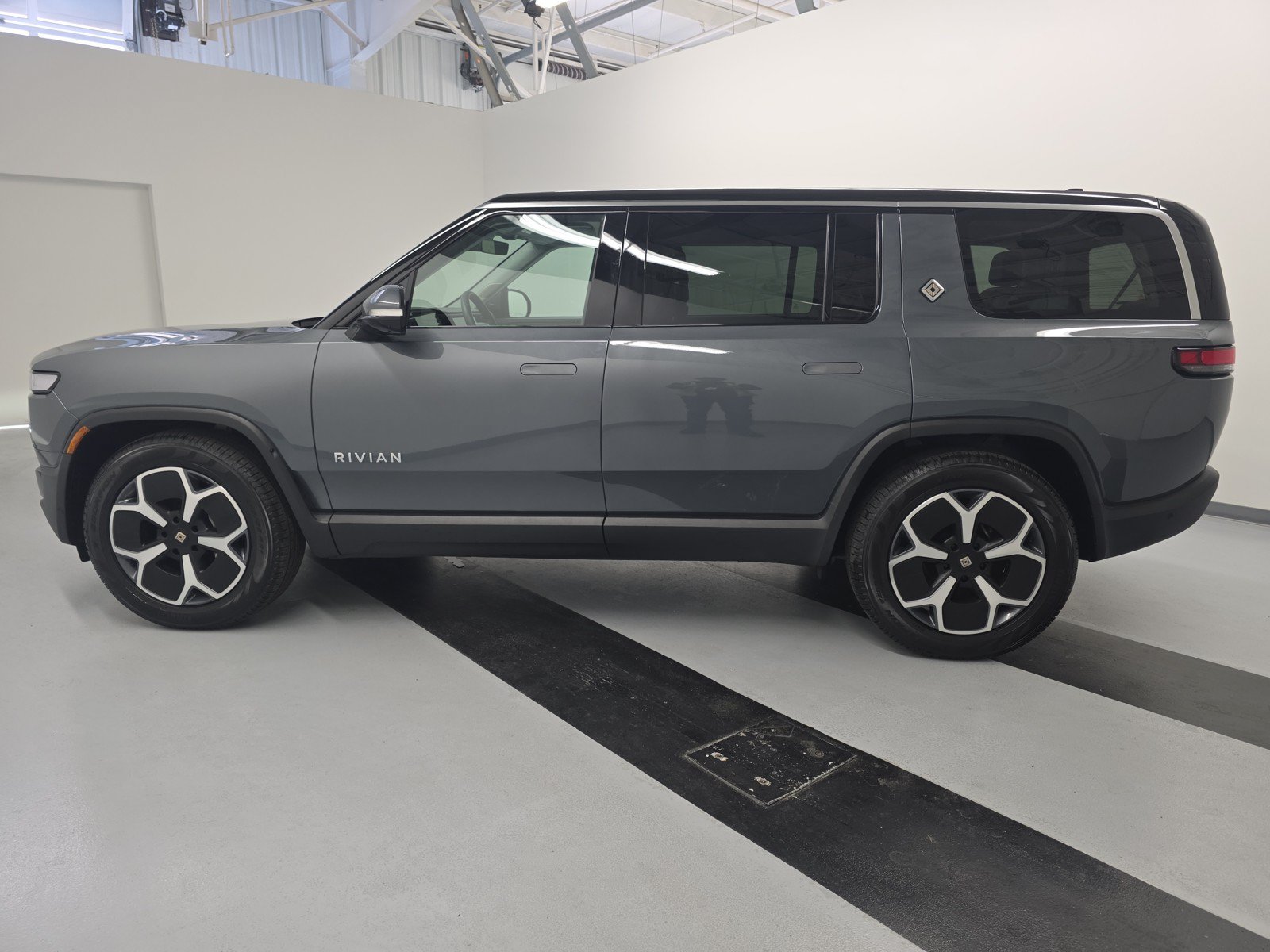 Used 2024 Rivian R1S Adventure AWD/4WD image 2