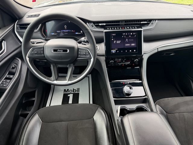 Used 2023 Jeep Grand Cherokee Altitude AWD/4WD image 5