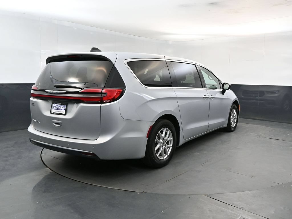 Used 2024 Chrysler Pacifica Touring-L FWD image 5