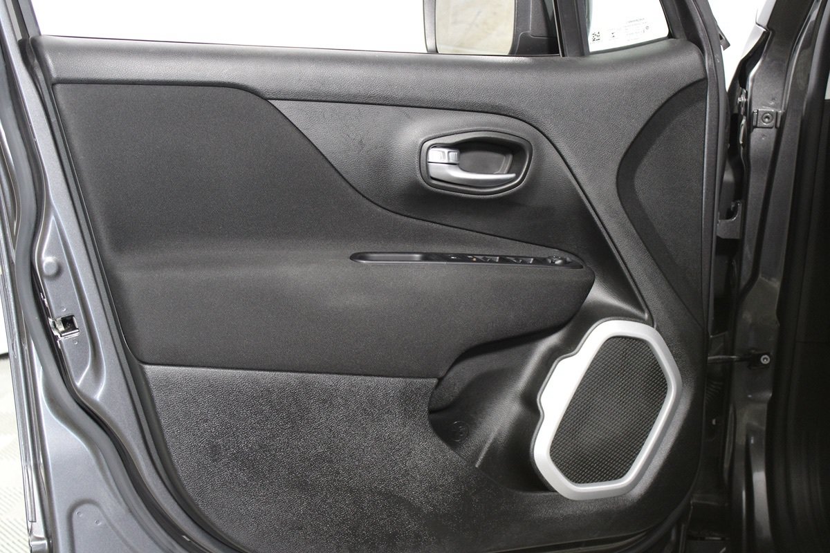 Used 2019 Jeep Renegade Latitude w/ Popular Equipment Group FWD image 5