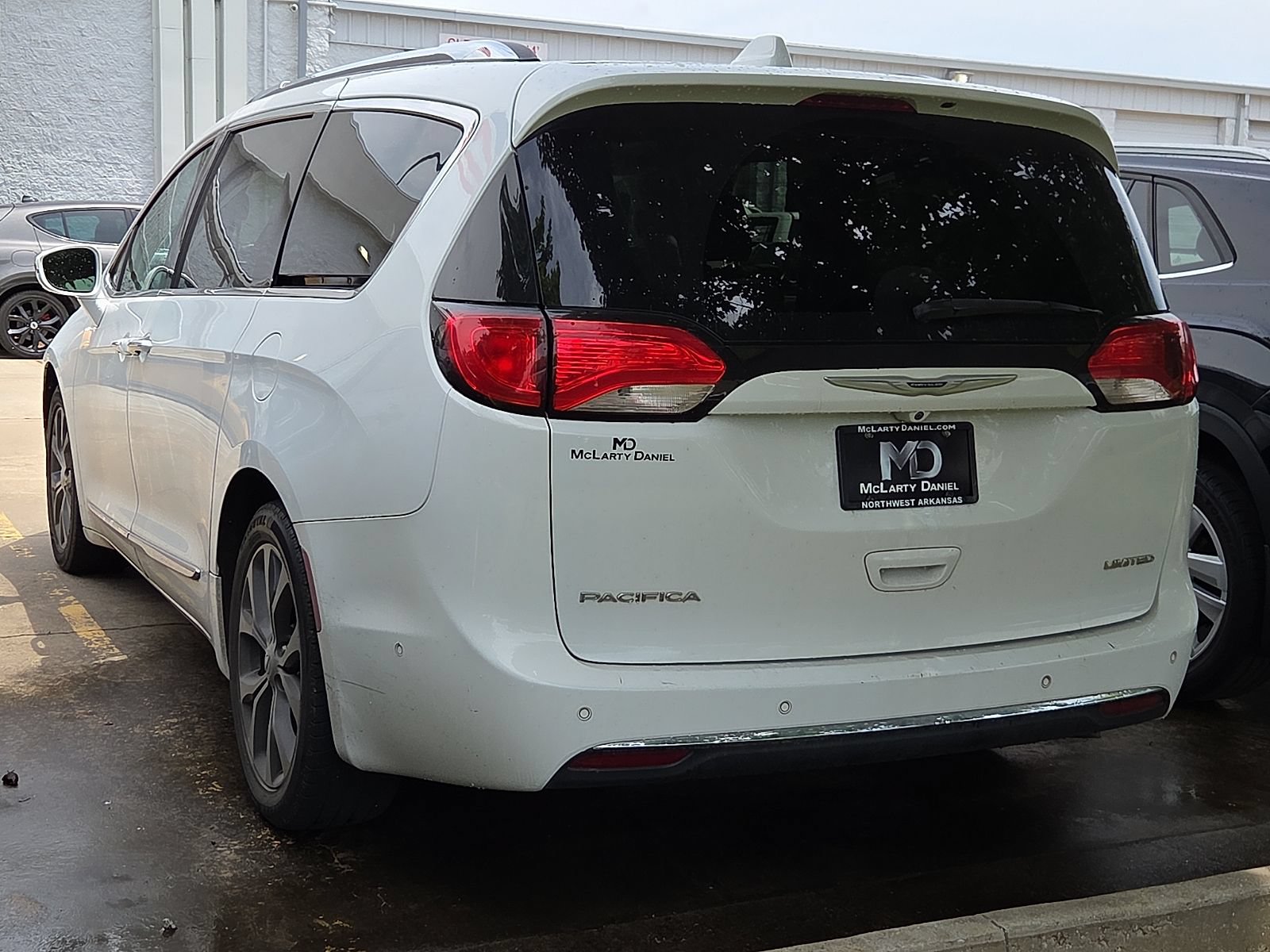 Used 2017 Chrysler Pacifica Limited w/ UConnect Theater Package FWD image 3