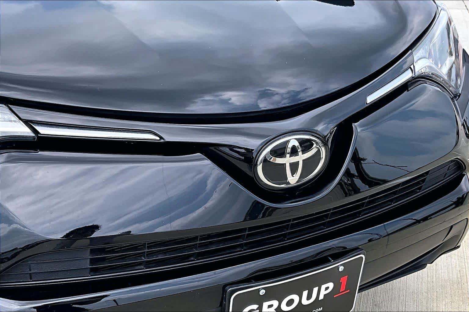 Used 2018 Toyota RAV4 LE FWD image 29