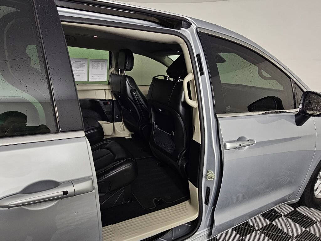 Used 2023 Chrysler Pacifica Touring-L image 35