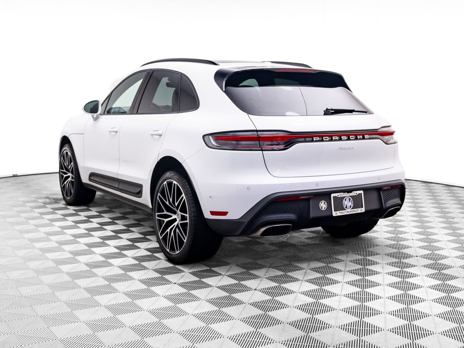 Certified 2024 Porsche Macan w/ Premium Plus Package AWD/4WD image 3