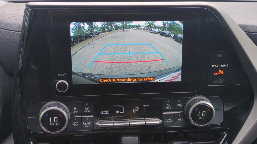 Used 2024 Toyota Highlander LE AWD/4WD image 17