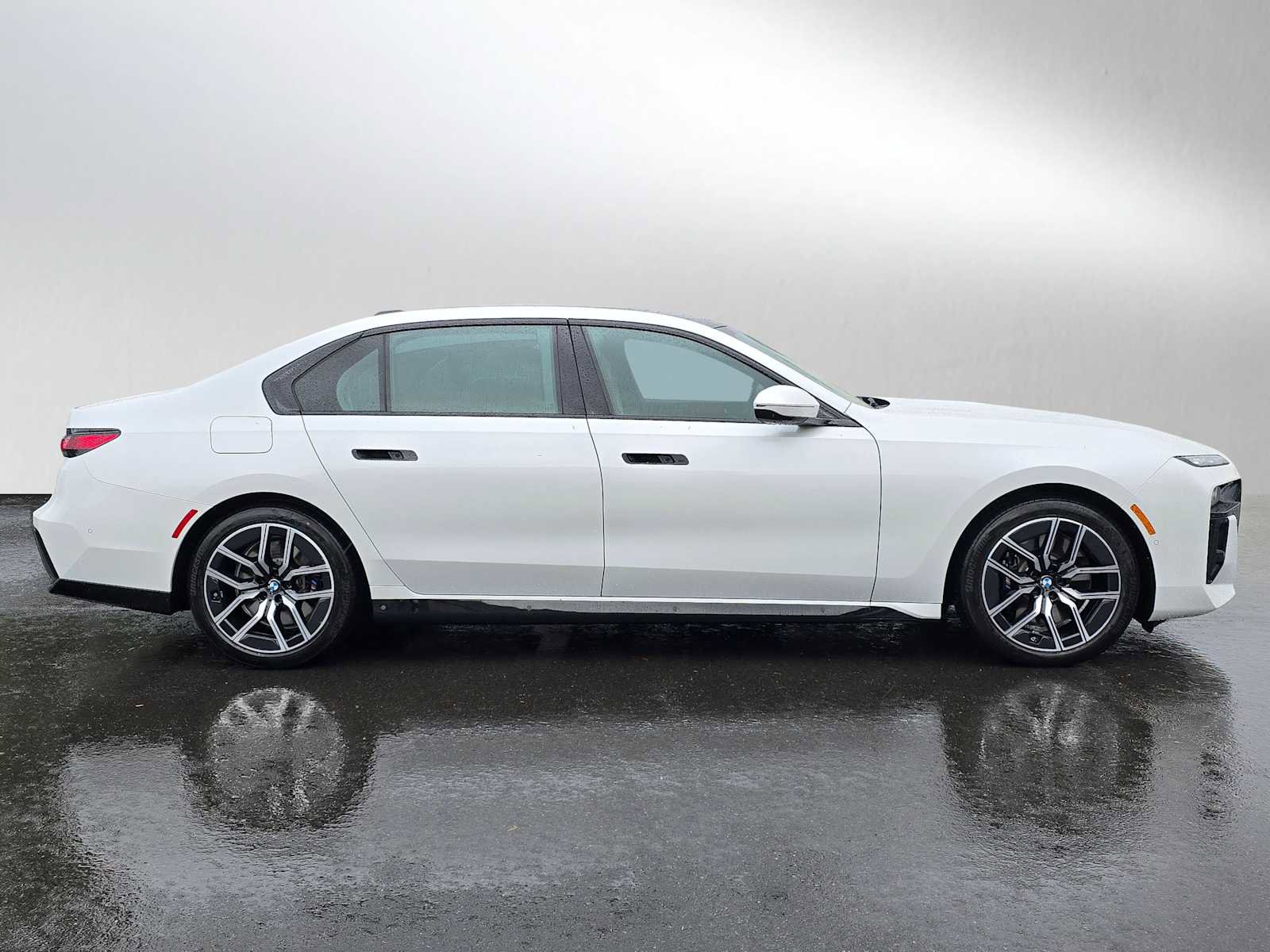Used 2025 BMW 740i xDrive w/ Executive Package AWD/4WD image 3