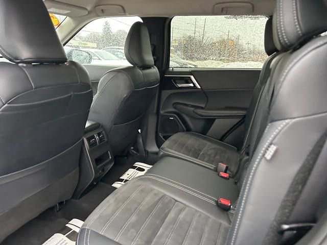 Used 2025 Mitsubishi Outlander SE image 14