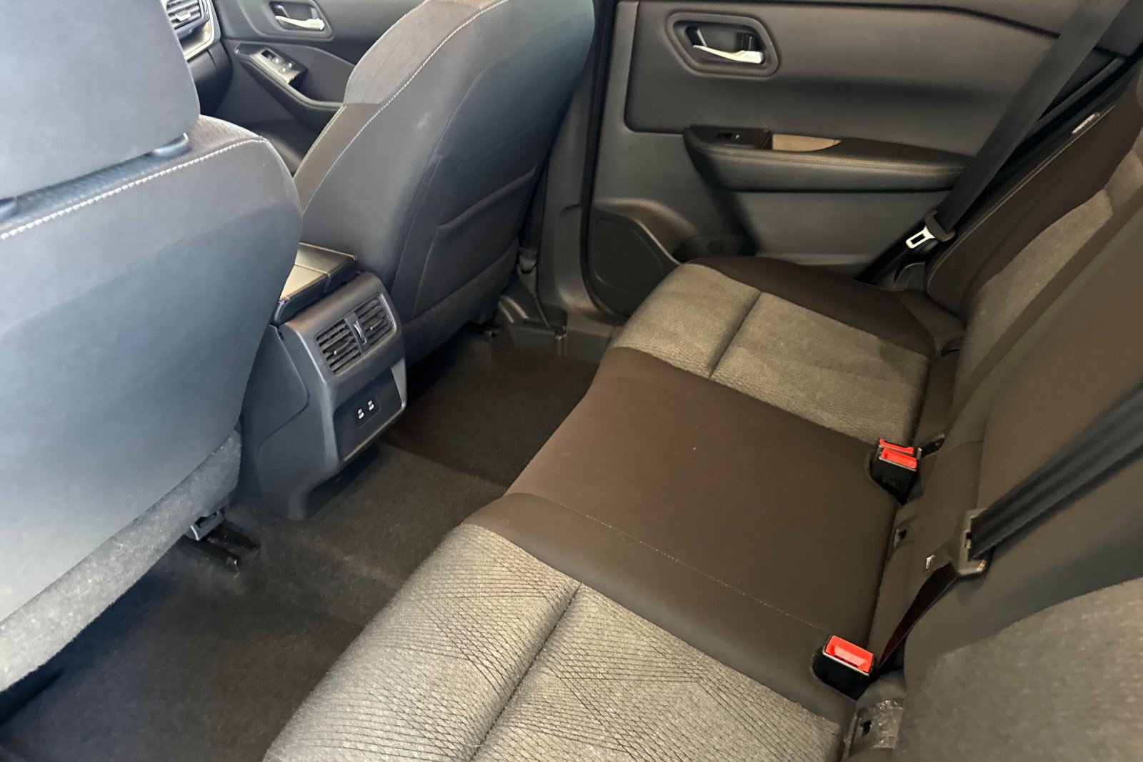 Used 2025 Nissan Rogue SV AWD/4WD image 27