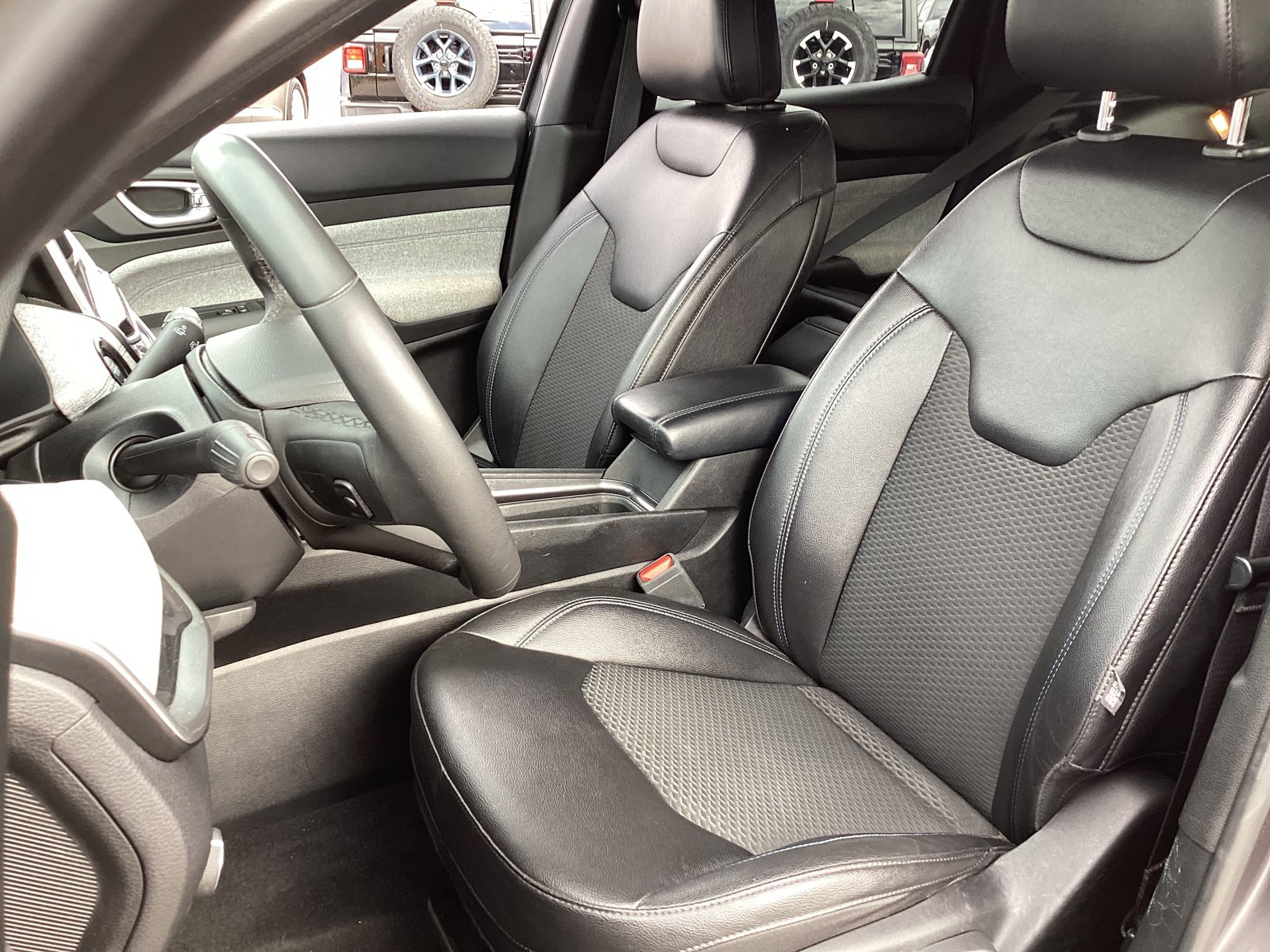 Used 2024 Jeep Compass Latitude AWD/4WD image 10