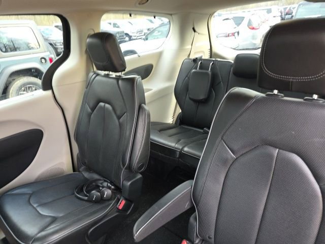 Used 2020 Chrysler Pacifica Limited w/ Tire & Wheel Group image 12