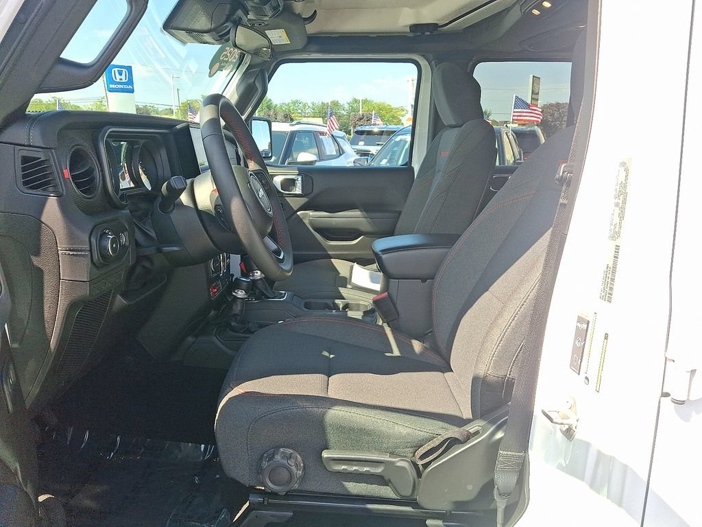 Used 2025 Jeep Wrangler Unlimited Rubicon AWD/4WD image 14