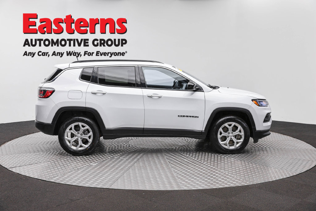 Used 2024 Jeep Compass Latitude AWD/4WD image 5