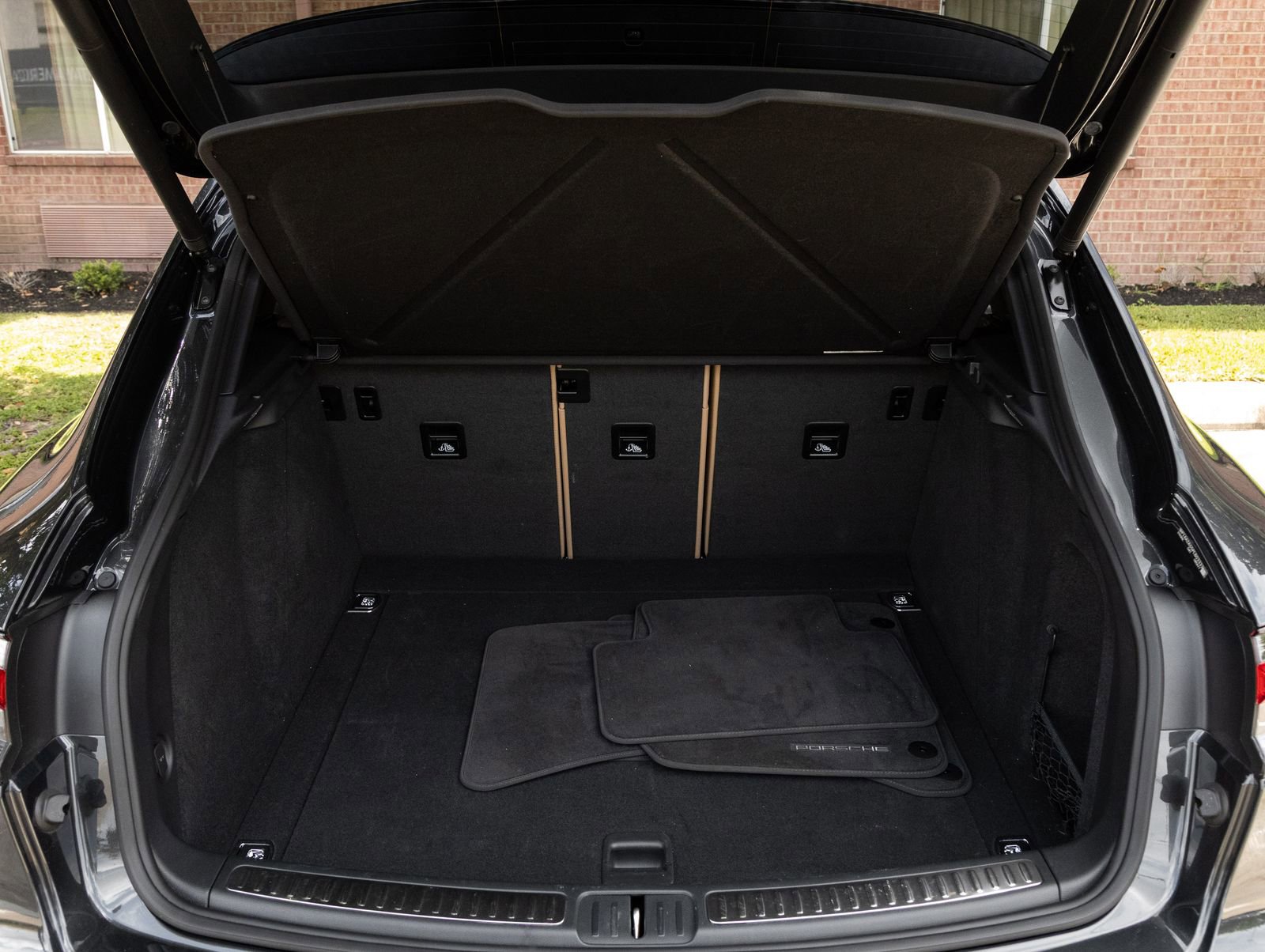 Certified 2023 Porsche Macan AWD/4WD image 30
