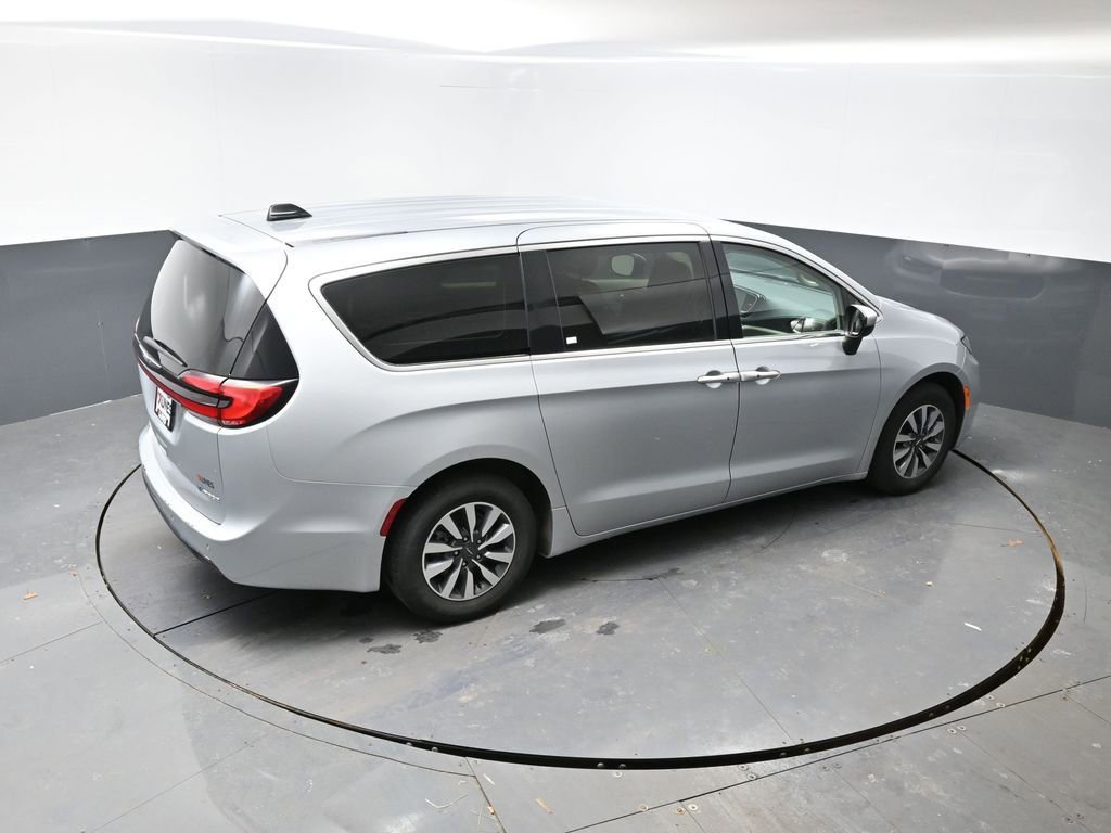 Used 2023 Chrysler Pacifica Touring-L image 13