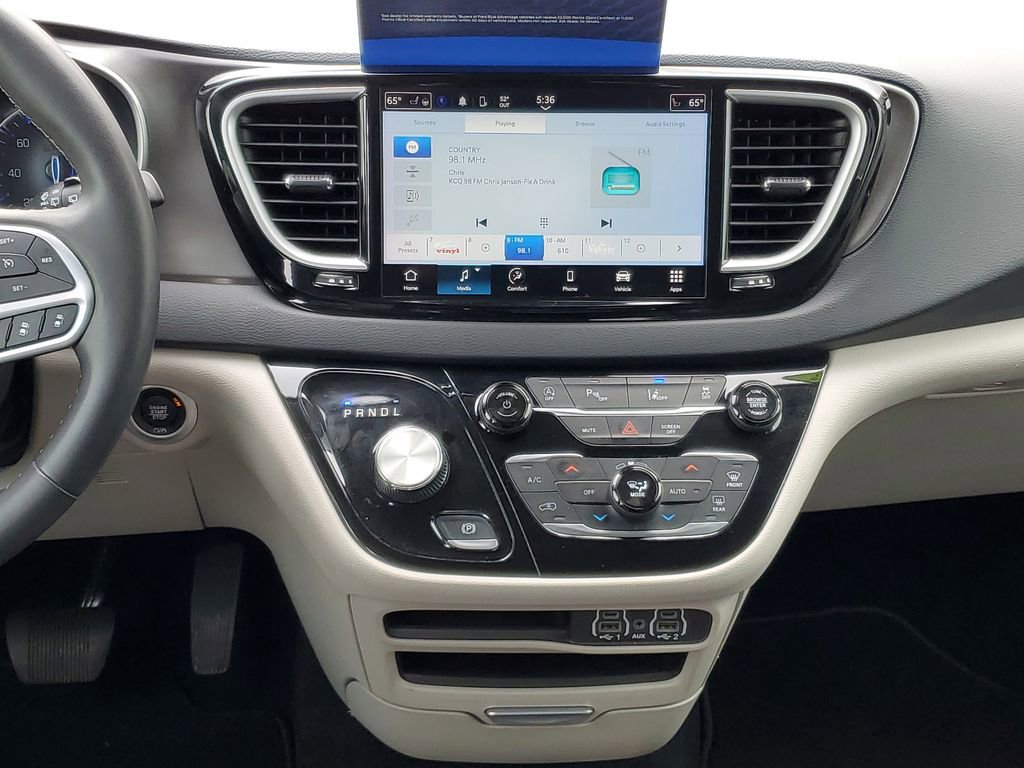 Used 2023 Chrysler Pacifica Touring-L image 27